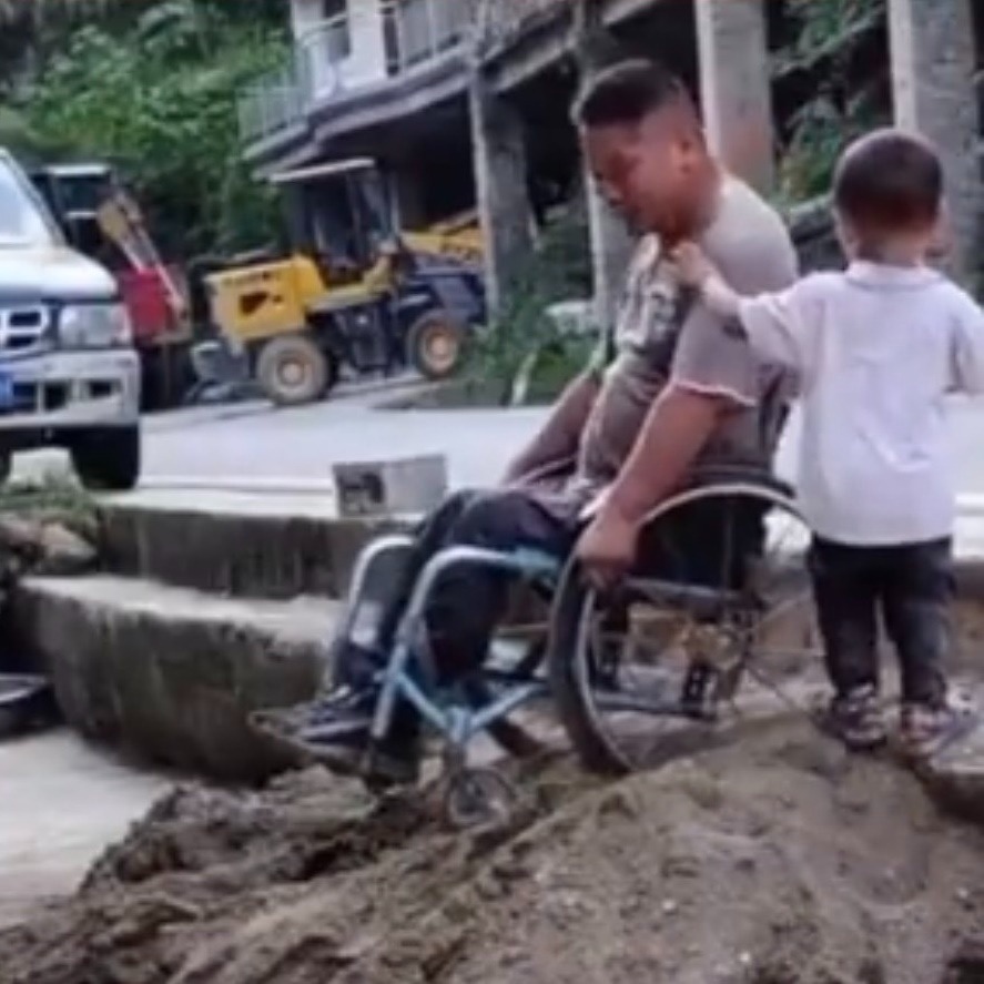Ấm lòng hình ảnh cậu bé hơn 2 tuổi biết đẩy xe lăn cho bố bại liệt, còn dùng đầu ấn chặt sau lưng vì sợ bố ngã - 1
