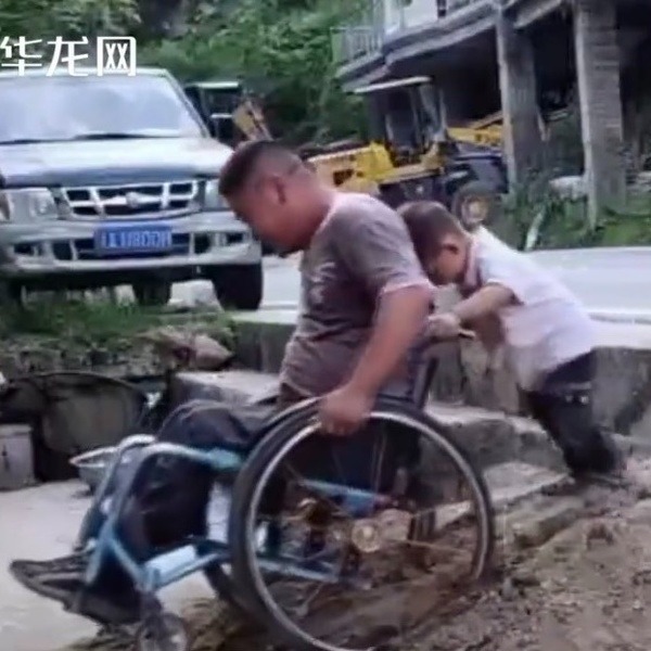 Ấm lòng hình ảnh cậu bé hơn 2 tuổi biết đẩy xe lăn cho bố bại liệt, còn dùng đầu ấn chặt sau lưng vì sợ bố ngã - 4