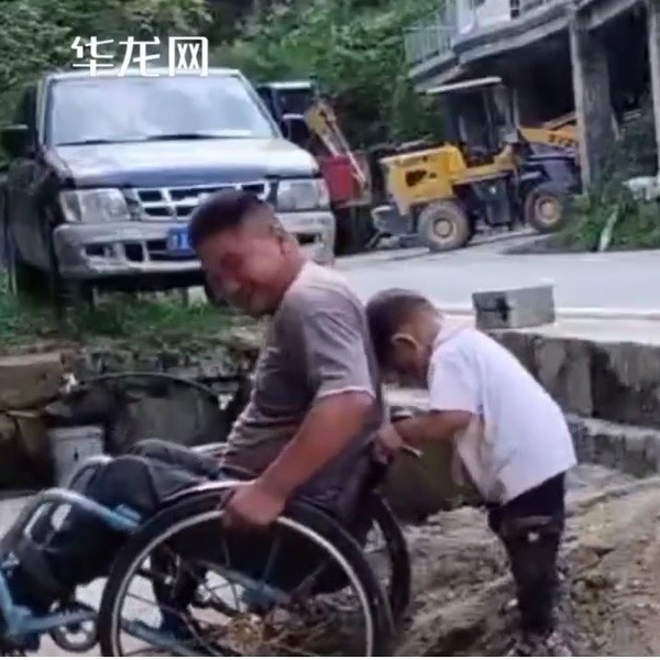 Ấm lòng hình ảnh cậu bé hơn 2 tuổi biết đẩy xe lăn cho bố bại liệt, còn dùng đầu ấn chặt sau lưng vì sợ bố ngã - 5