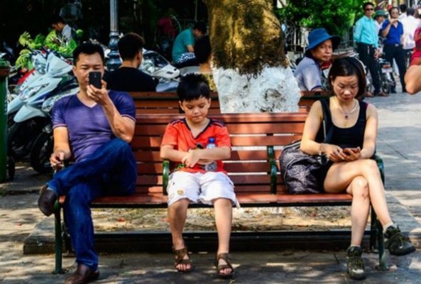 Tại sao cha mẹ không nên cho trẻ sử dụng điện thoại thông minh