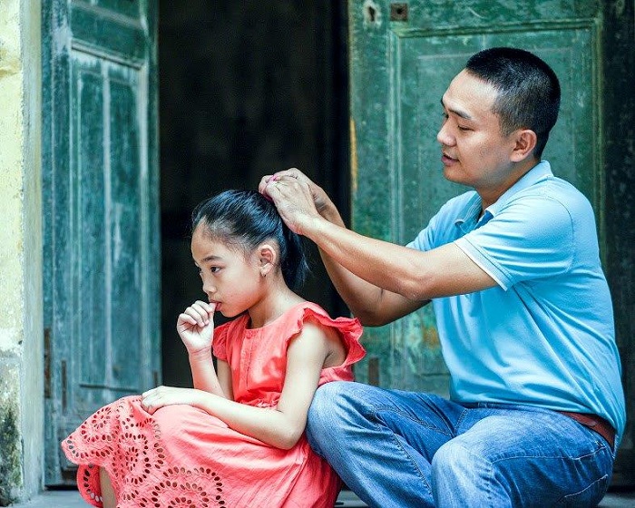 Bức ảnh người cha thay mẹ chăm sóc con sinh non làm "tan chảy" trái tim