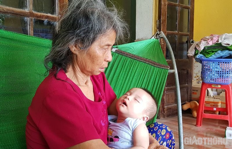Thắt lòng cảnh bà nội bế cháu trai 5 tháng tuổi bơ vơ tìm sữa