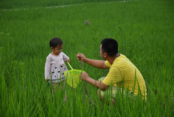 Sự thật nghiệt ngã về ông bố đào huyệt mộ rồi cùng con "nằm chơi" ảnh 1