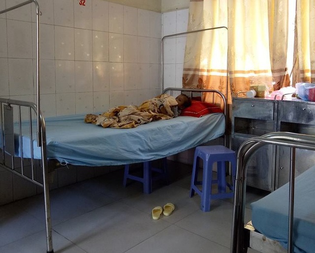 Hiện tại em H. đang được đưa vào Bệnh viện đa khoa huyện Mèo Vạc để điều trị suy dinh dưỡng nặng và giun sán do bé không có gì ăn, hàng ngày bé ăn linh tinh gây tiêu hoá không tốt (Ảnh: Hồng Ngọc)
