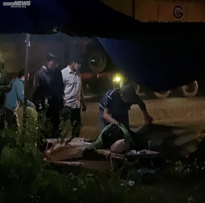 Chồng gục ngã bên thi thể vợ và 2 người con bị xe tải lùi cán chết ở Phú Yên - 2