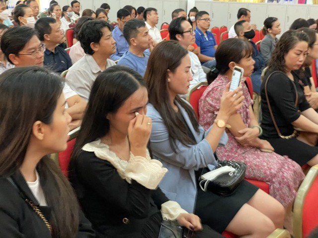 Vụ hàng trăm học sinh trường iSchool Nha Trang nhập viện: Phụ huynh không cầm được nước mắt - Ảnh 2.