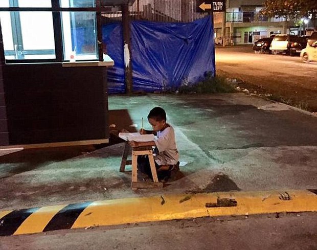 Cậu bé nghèo từng nổi tiếng toàn cầu khi ngồi làm bài dưới ánh đèn nhà hàng, 7 năm sau giúp gia đình đổi đời - Ảnh 1.