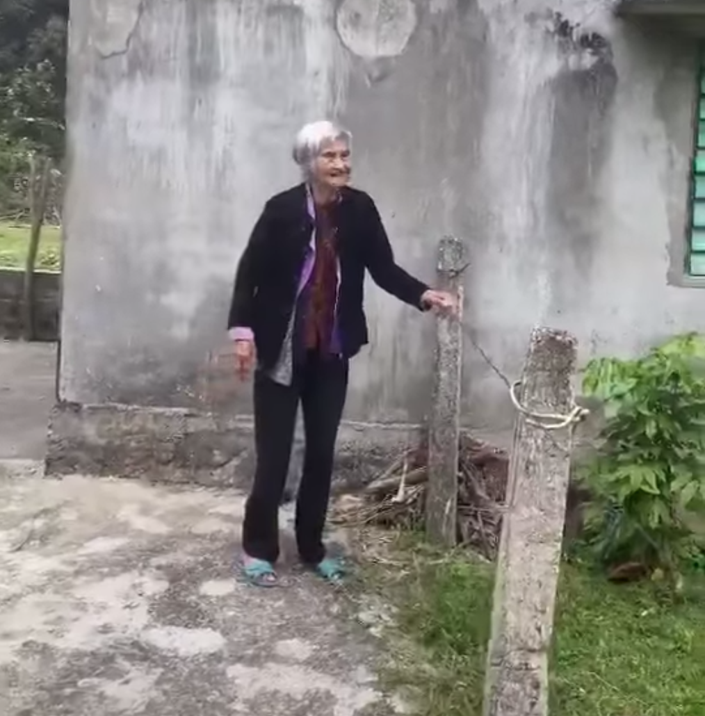 Nghẹn ngào cái vẫy tay cuối cùng của bà mẹ 103 tuổi và con gái 80 tuổi: “Lần sau về không còn mẹ nữa!”