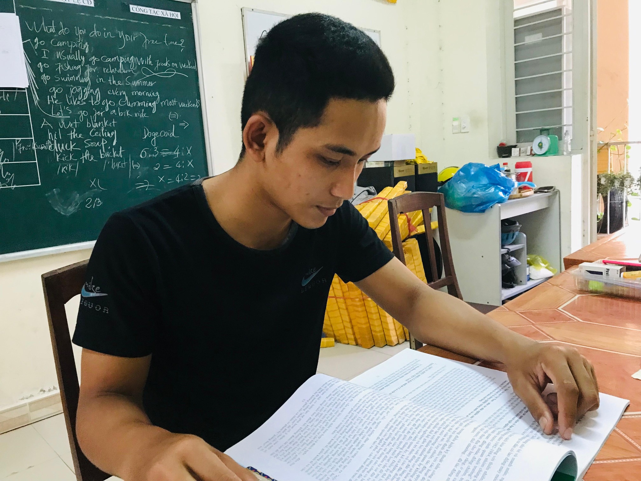 Chàng sinh viên Khmer ai thuê gì làm đó, giành được 13 suất học bổng - ảnh 1
