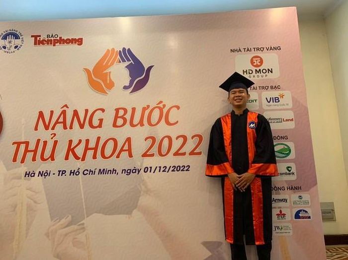 Với thành tích học tập xuất sắc, Huỳnh Long đã nhận học bổng 'Nâng bước Thủ khoa 2022' mới đây. Chương trình do báo Tiền Phong tổ chức.