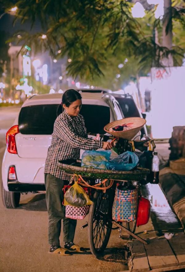 Mẹ miệt mài bán gánh hàng rong kiếm tiền lo giỗ cho con giữa đêm đông - Hình 5