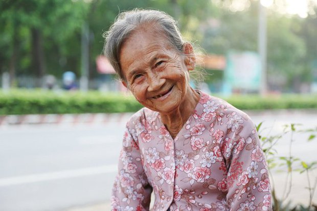 Gánh bánh mì độc lạ Bình Dương của bà cụ 86 tuổi: Ai không có tiền ngoại cho luôn để bà con ăn lót dạ - Ảnh 4.