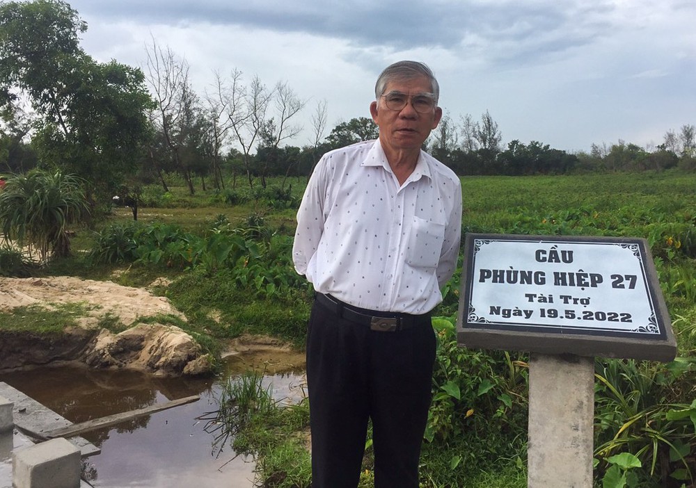 Chuyện về cụ ông 80 tuổi mang hết tiền dưỡng già xây 28 cây cầu cho các vùng quê nghèo khó - Ảnh 1.
