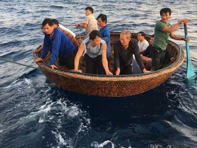 Cá heo "chỉ đường" cứu 41 ngư dân Quảng Nam đang kiệt sức trên biển