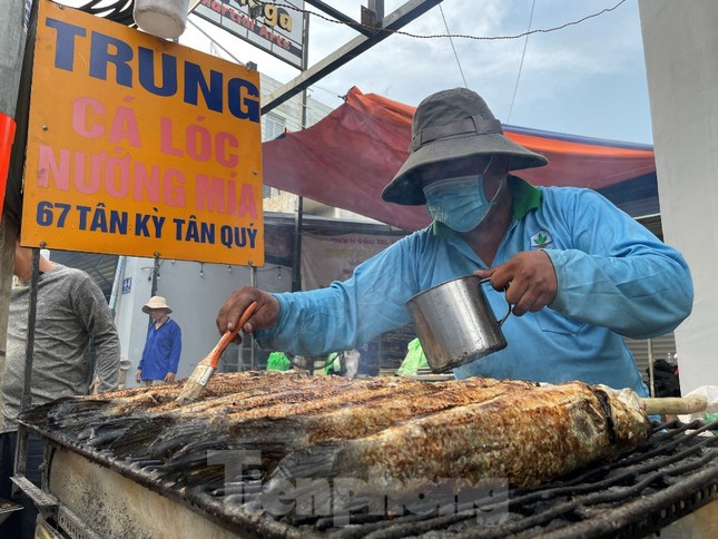 Thức xuyên đêm nướng 5 tấn cá lóc bán ngày vía Thần tài