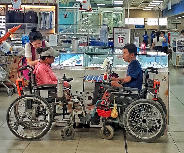 Tình đẹp của cặp đôi ngồi xe lăn vào siêu thị mua bông tai dịp Valentine - Ảnh 1.