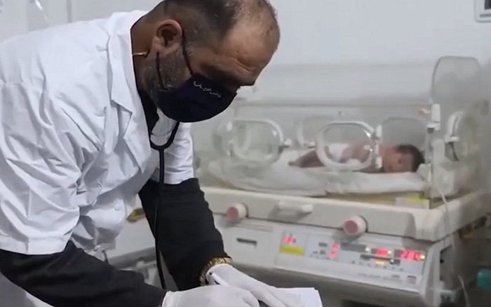 VIDEO: Bé sơ sinh còn nguyên dây rốn sống sót sau động đất | VTV.VN