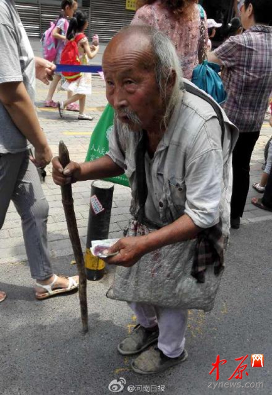 Cụ ông 103 tuổi đi ăn mày để kiếm tiền giúp con trai