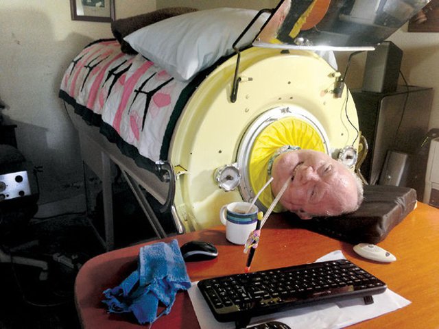 Người đàn ông 67 năm sống trong hộp phổi sắt nặng 500kg vẫn có 3 bằng cử nhân