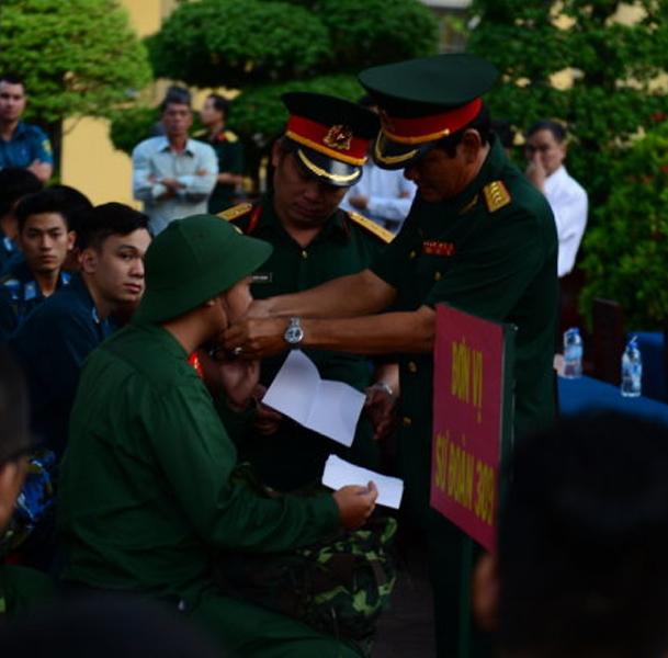  Hình ảnh sĩ quan mang mũ cho tân binh khiến bao người xúc động. (Ảnh: Kinh tế Đô thị)