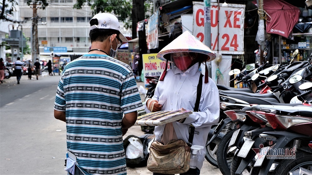 Vé số ế, năn nỉ “gãy lưỡi” không có người mua