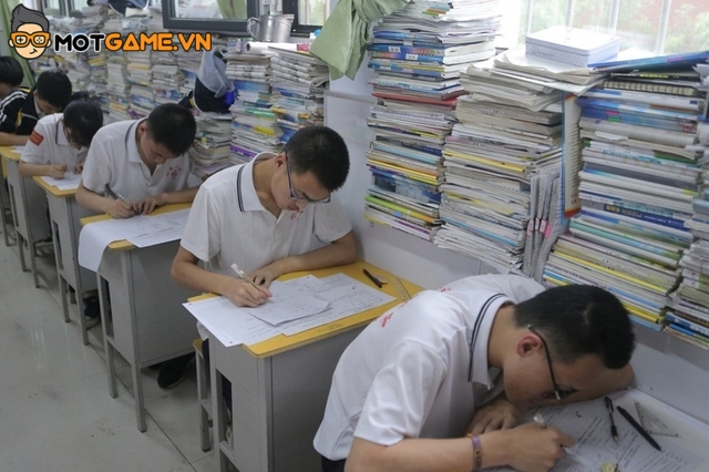 Bị đuổi học vì 