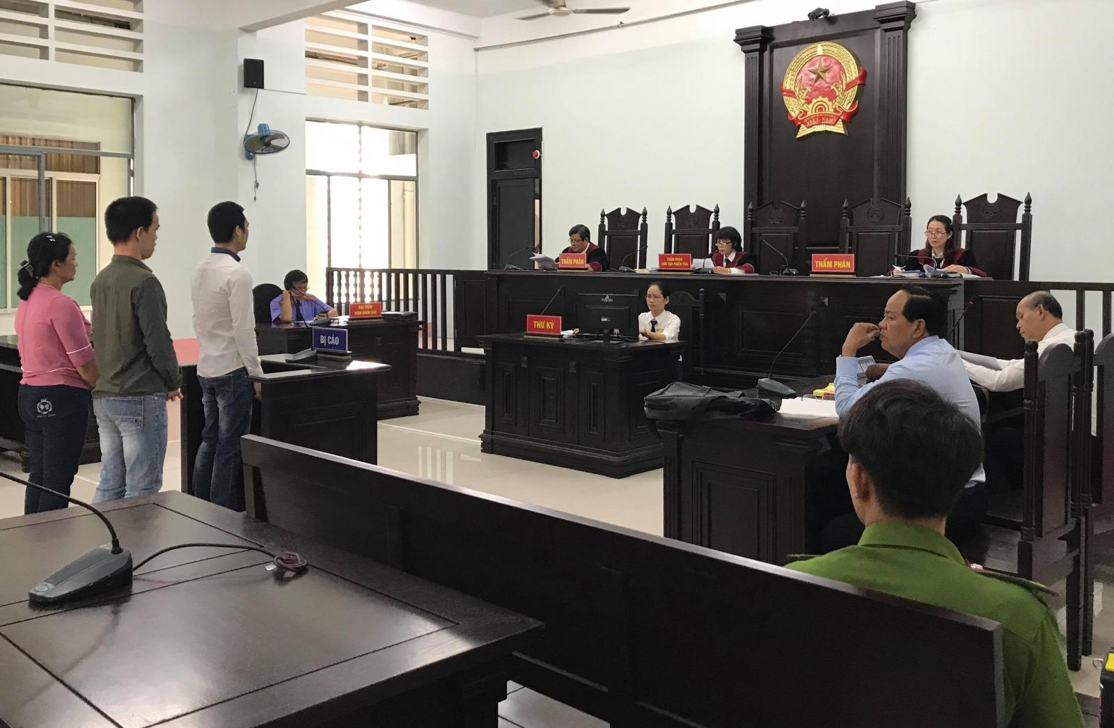 Anh em ruột kiện nhau ra tòa vì tranh chấp nhà có sổ đỏ ghi tên hộ