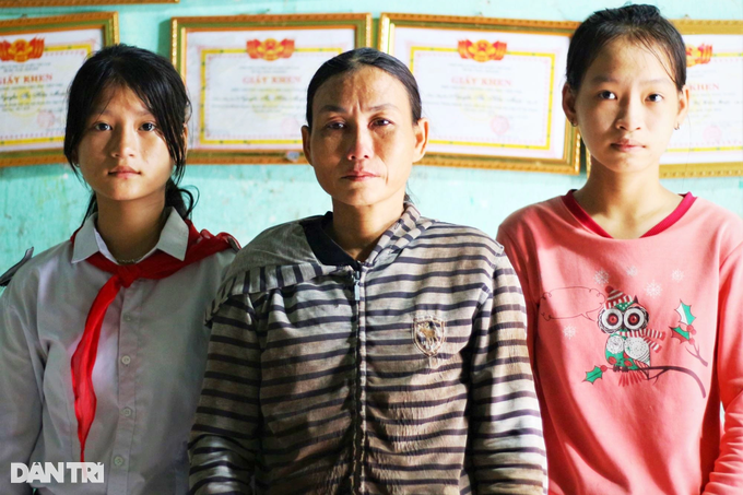 Nước mắt người mẹ đơn thân nghèo không đủ sức lo cho 4 con đến trường - 5