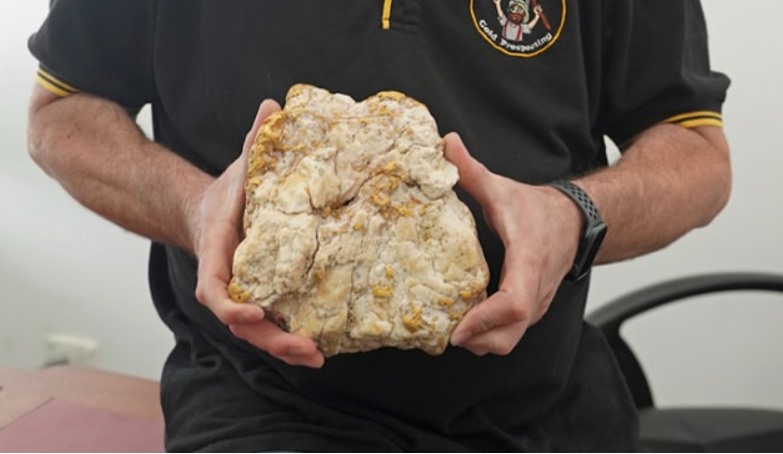 Thợ đào vàng nghiệp dư tìm thấy cục vàng khổng lồ ở Australia