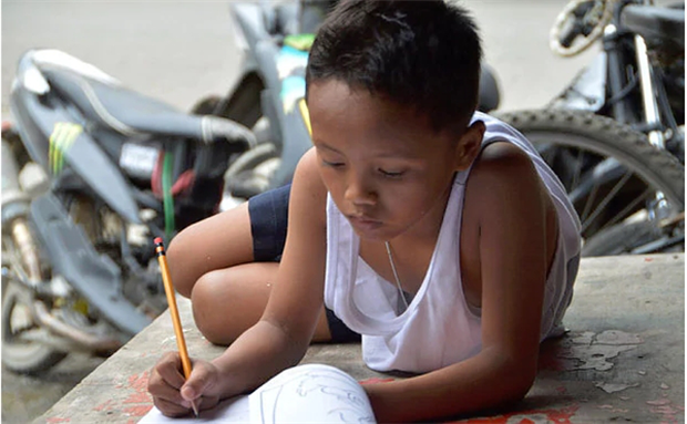 Cậu bé nghèo từng nổi tiếng toàn cầu khi ngồi làm bài dưới ánh đèn nhà hàng, 7 năm sau giúp gia đình đổi đời - Ảnh 5.