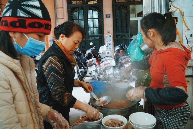 Quán bún ốc ngày bán 600 bát ở Hà Nội