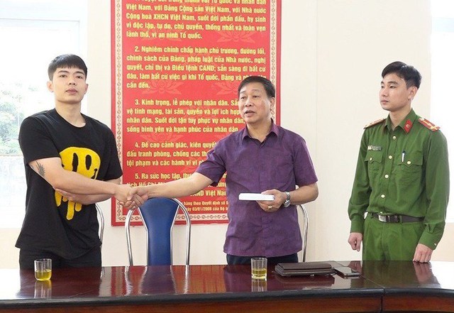 Đi rút tiền, nam thanh niên bất ngờ nhặt được gần 100 triệu đồng ở cây ATM - Ảnh 1.