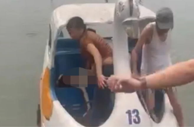 Lật thuyền 'đạp vịt' trên hồ, bé gái 7 tuổi tử vong