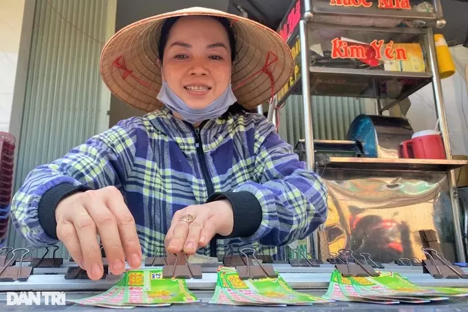Chị Hiền cũng là một người bán vé số ở chợ Cái Răng Ảnh: Dân trí
