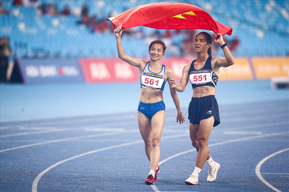 Nguyễn Thị Oanh giành 2 huy chương vàng trong 30 phút ở SEA Games 32