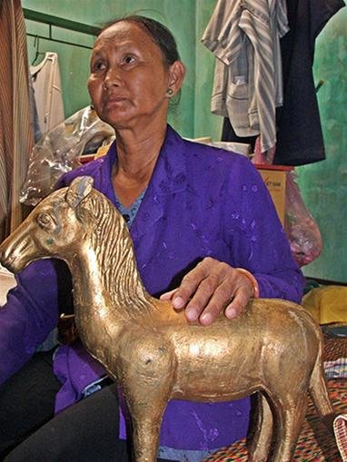 Người đàn bà và những bức tượng vàng trong ngôi mộ cổ - Tuổi Trẻ Online