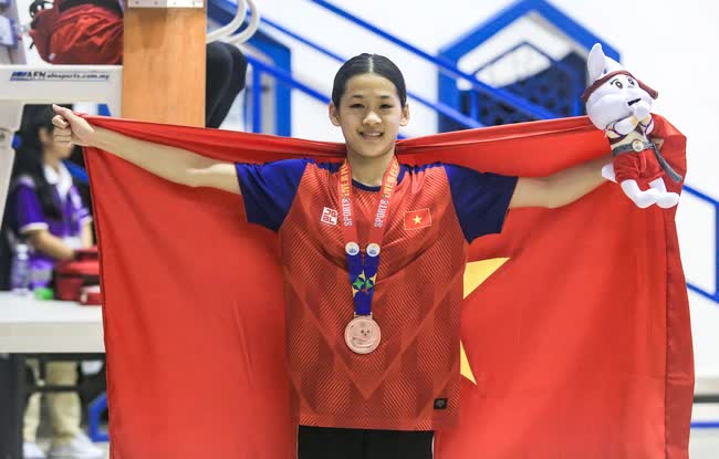  Thần đồng 14 tuổi tuyển bơi từng phá kỷ lục của Ánh Viên, lần đầu dự SEA Games đã ẵm ngay huy chương  - Ảnh 1.